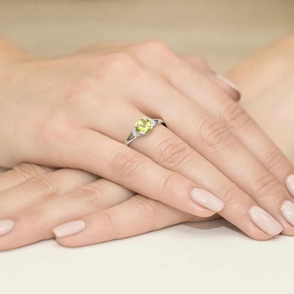 zlatý prsteň s 1,00 ct olivínom a 0,01 ct diamantmi w0040-peg-01