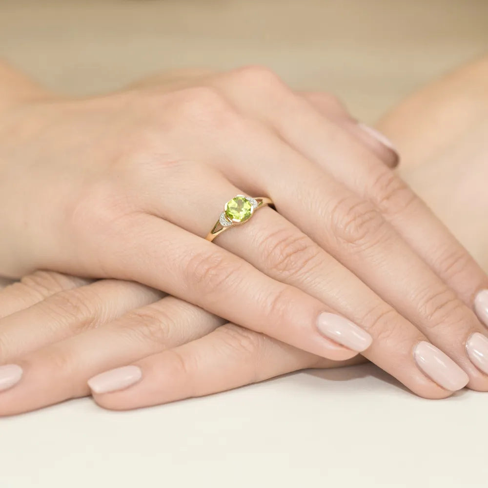 zlatý prsteň s 1,00 ct olivínom a 0,01 ct diamantmi w0040-peg-01