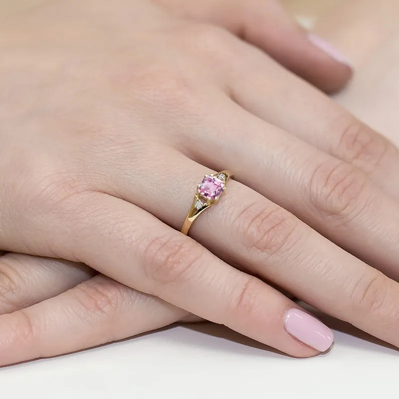 zlatý prsteň s 0,65 ct ružovým topásom a 0,029 ct diamantmi w0044-top-01