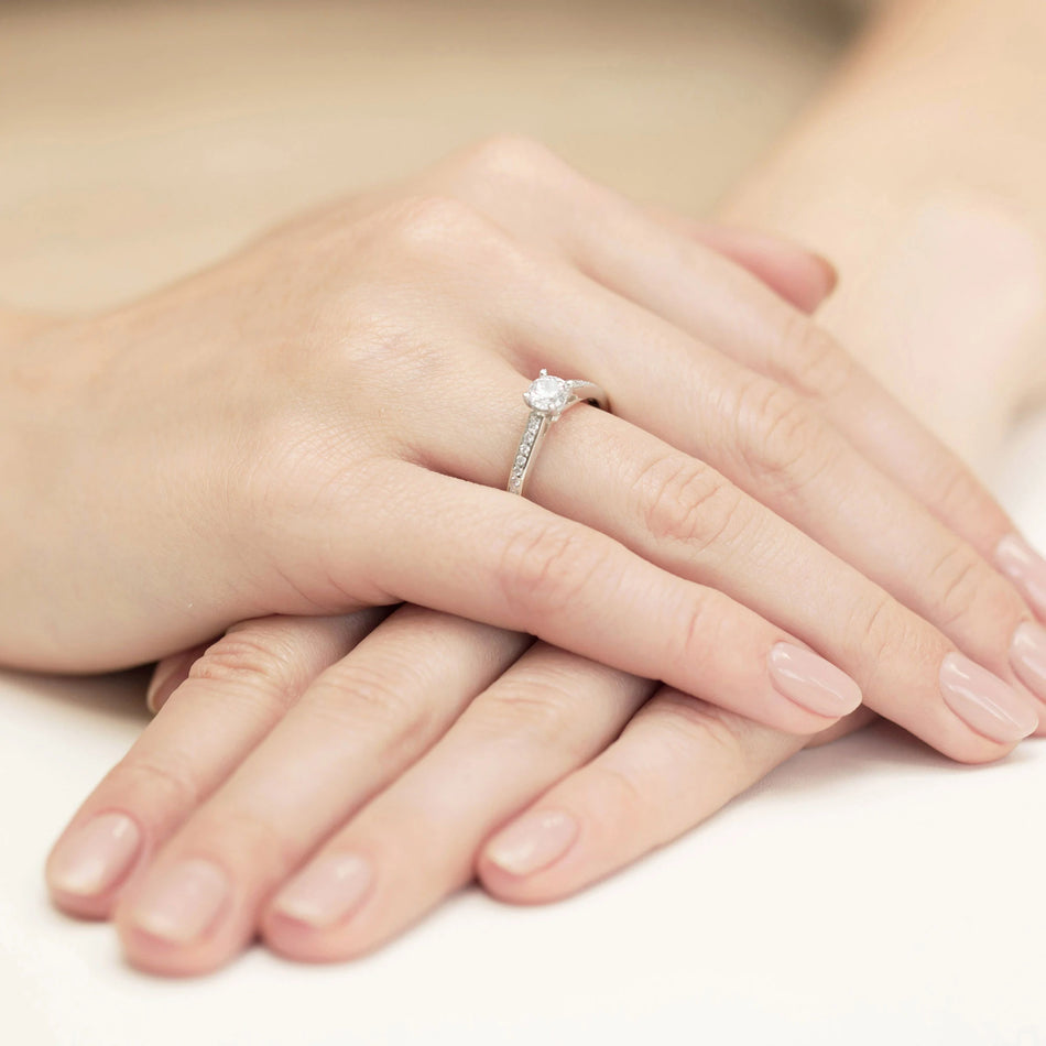 Prsteň z bieleho zlata s 0,50 ct a 0,12 ct diamantmi