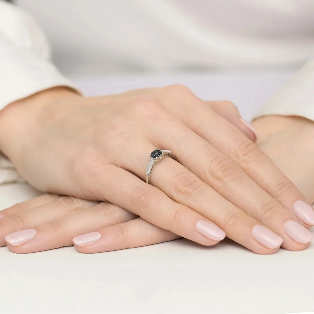 zlatý prsteň s 0,04 ct čiernym diamantom a 0,005 ct diamantmi w0055-xxx-02