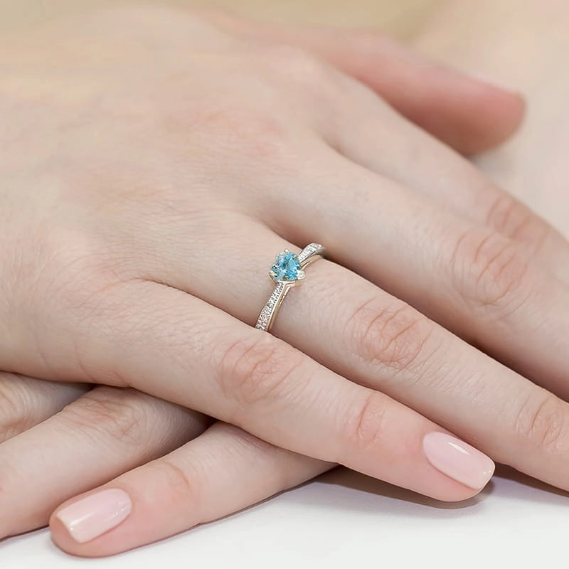 Prsteň z bieleho zlata so srdcovým Swiss Blue topásom 0,50 ct a diamantmi 0,03 ct