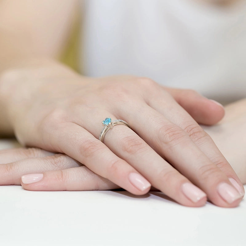 Prsteň z bieleho zlata so srdcovým Swiss Blue topásom 0,50 ct a diamantmi 0,03 ct