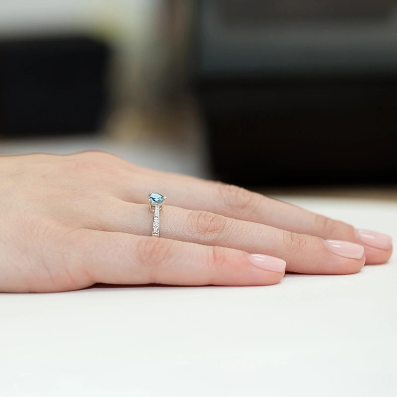 Prsteň z bieleho zlata so srdcovým Swiss Blue topásom 0,50 ct a diamantmi 0,03 ct
