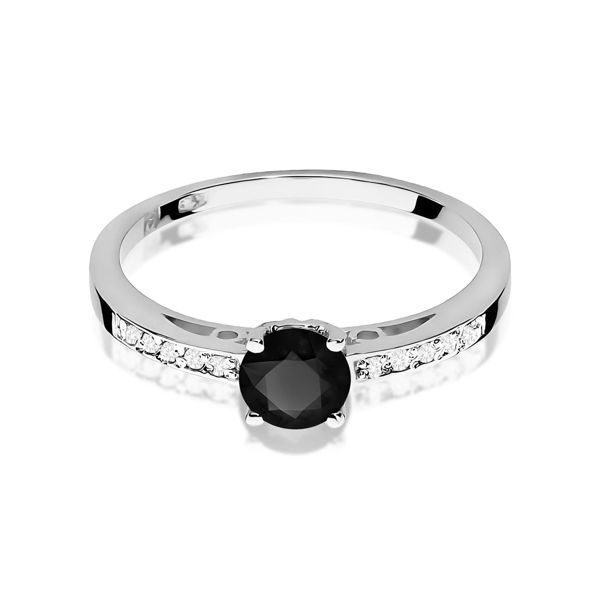 Prsteň z bieleho 14k zlata s diamantmi na ramenách prsteňa s čiernym diamantom 0,50 ct a diamantmi 0,05 ct