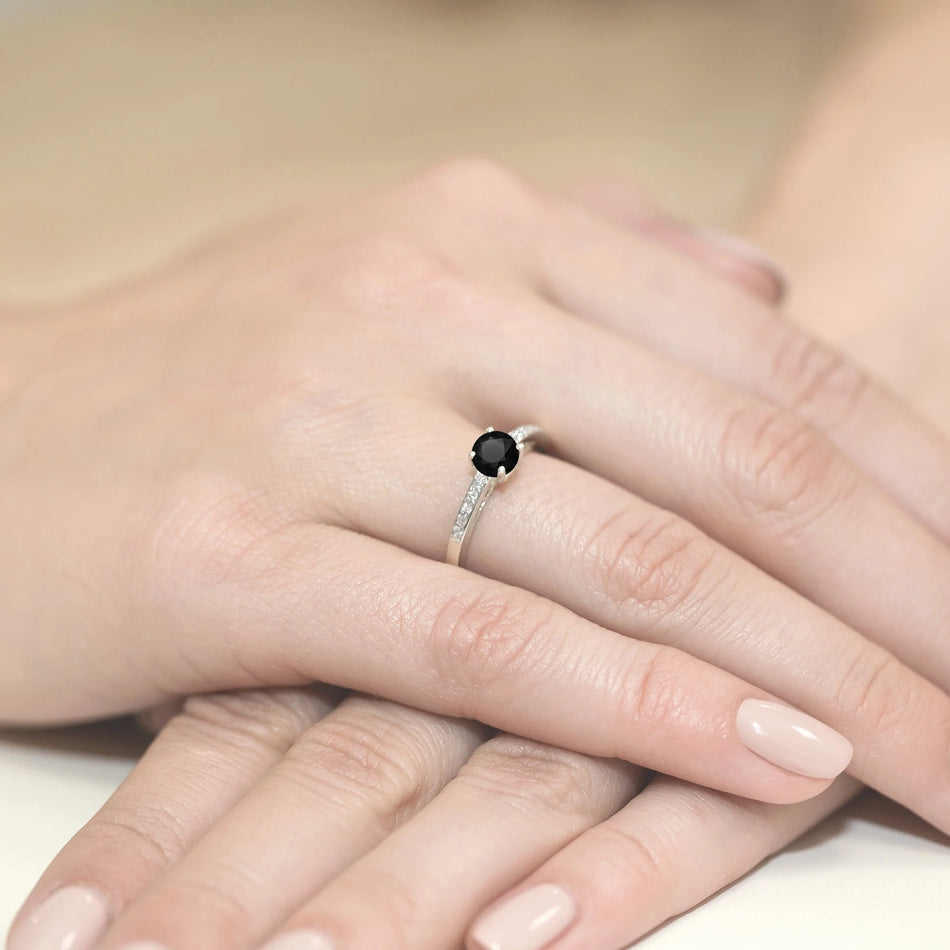 Prsteň z bieleho zlata s 0,50 ct čiernym diamantom a 0,05 ct diamantov