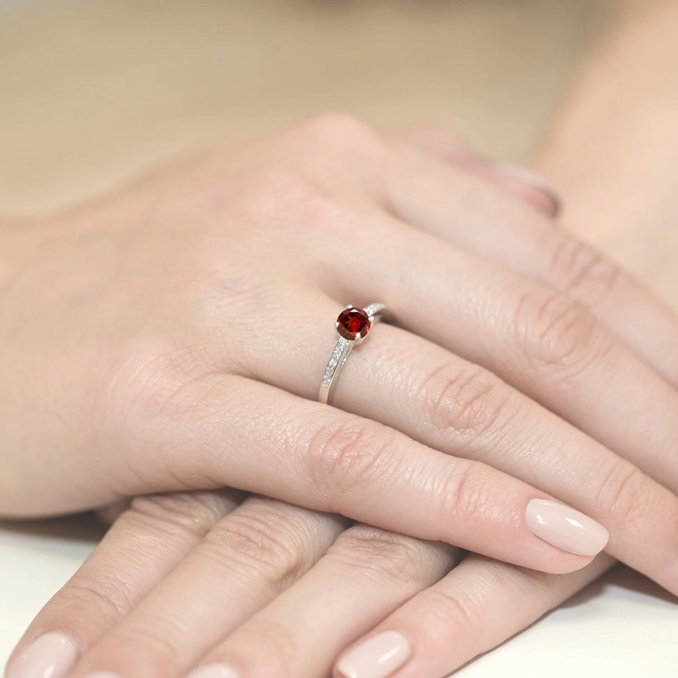Prsteň z bieleho zlata s 0,60 ct granátom a 0,05 ct diamantmi