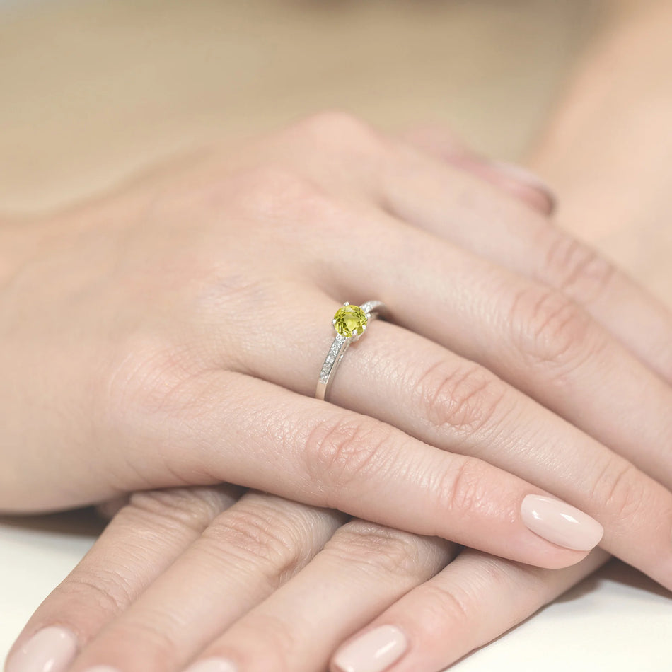 Prsteň z bieleho zlata s 0,60 ct olivínom a 0,05 ct diamantmi