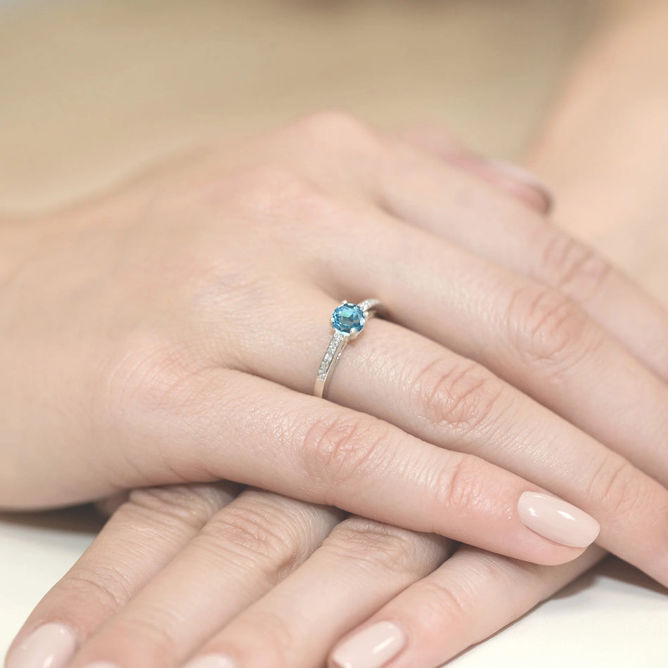 Prsteň z bieleho zlata s topásom 0,50 ct a diamantmi 0,05 ct