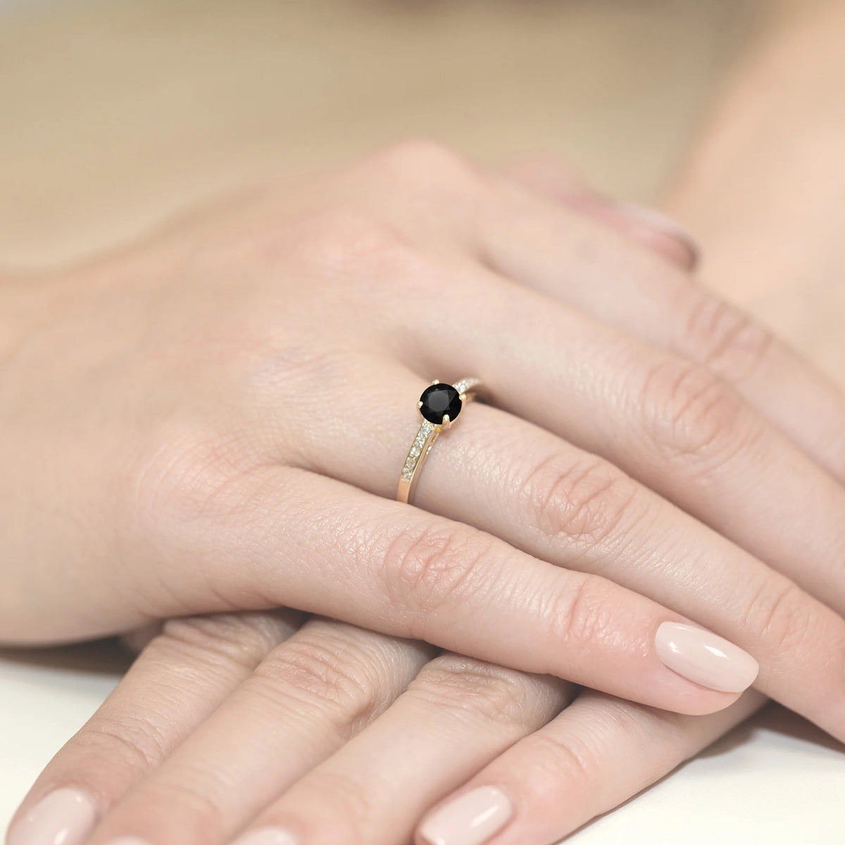 Prsteň zo žltého 14k zlata s diamantmi na ramenách prsteňa s čiernym diamantom 0,50 ct a diamantmi 0,05 ct