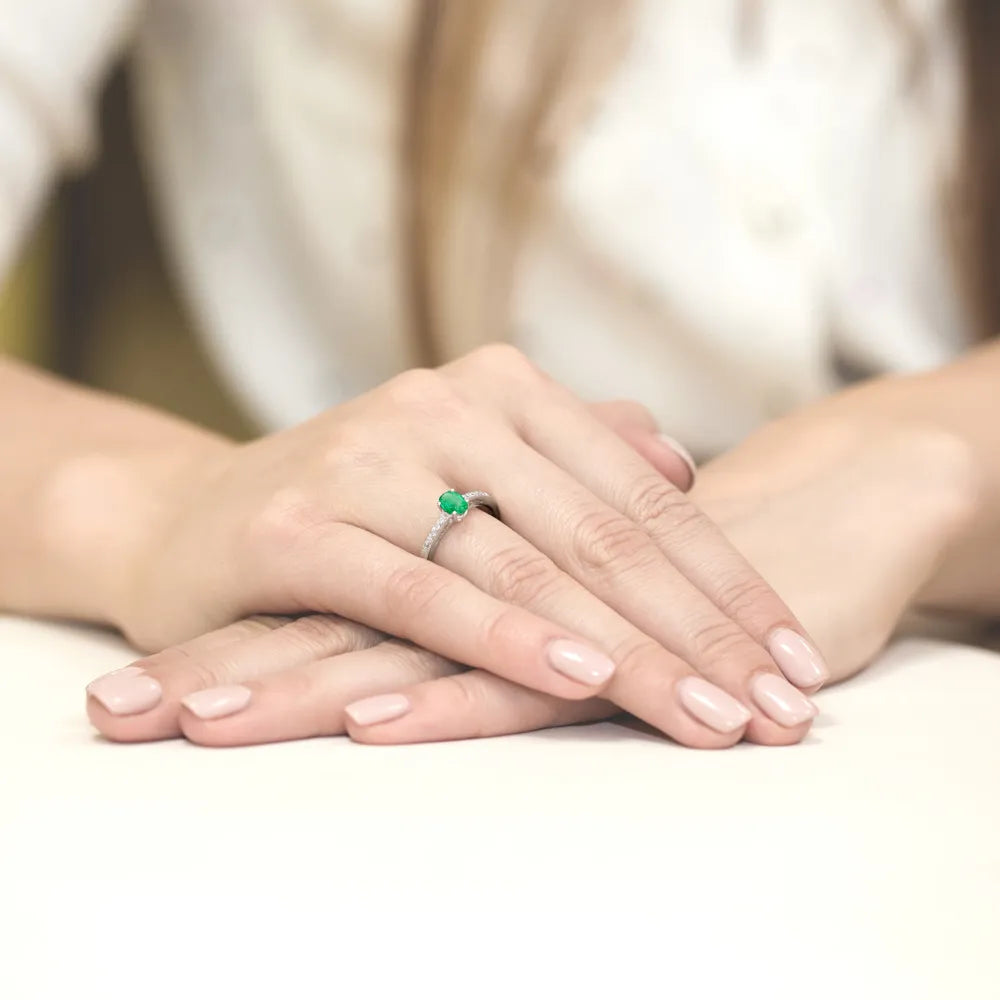 gold-ring-with-0-40ct-emerald-and-0-05ct-diamonds-w0067-emg-01
