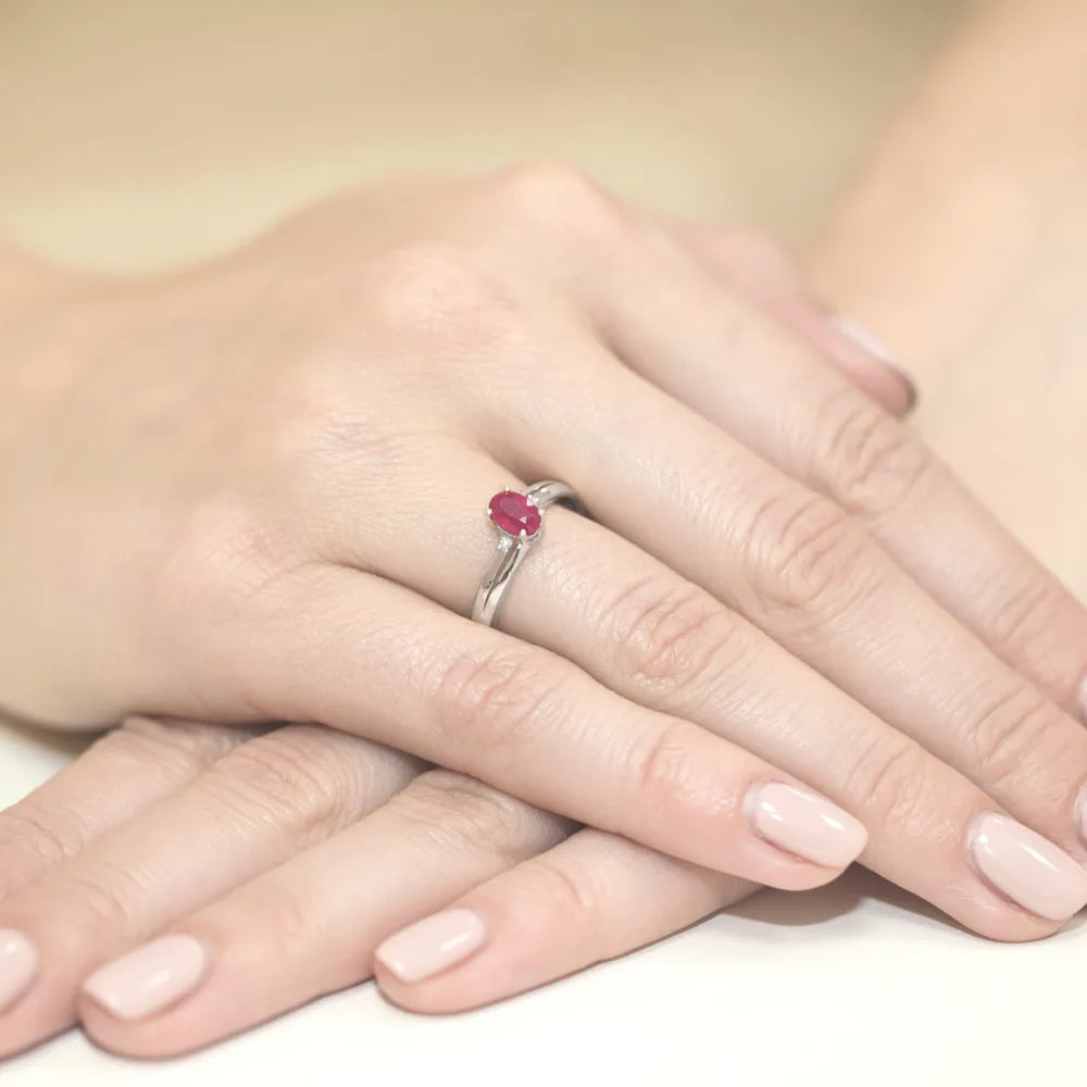 zlatý prsteň s 0,60 ct rubínom a 0,029 ct diamantmi w0068-rur-01