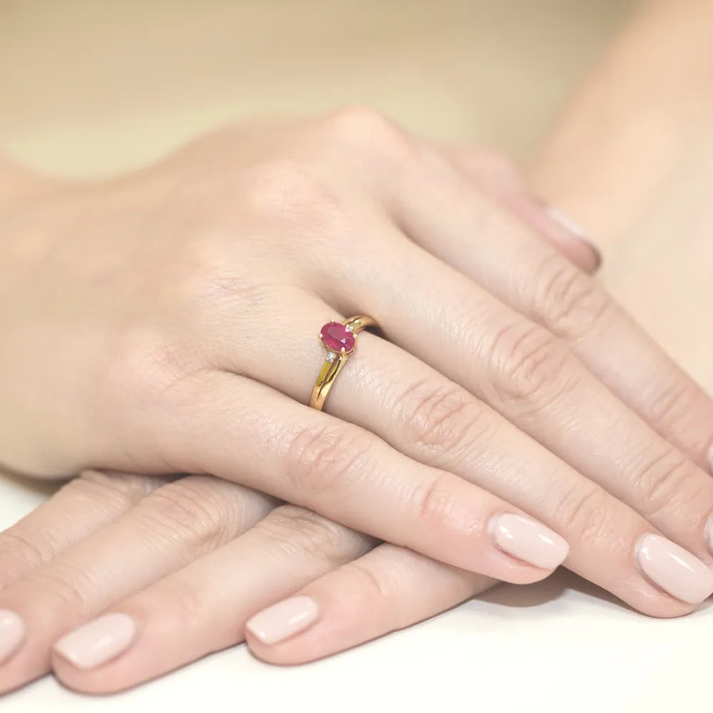zlatý prsteň s 0,60 ct rubínom a 0,029 ct diamantmi w0068-rur-01