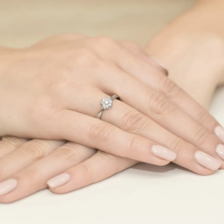 zlatý prsteň s diamantom 0,10 ct a diamantmi w0072-diw-01