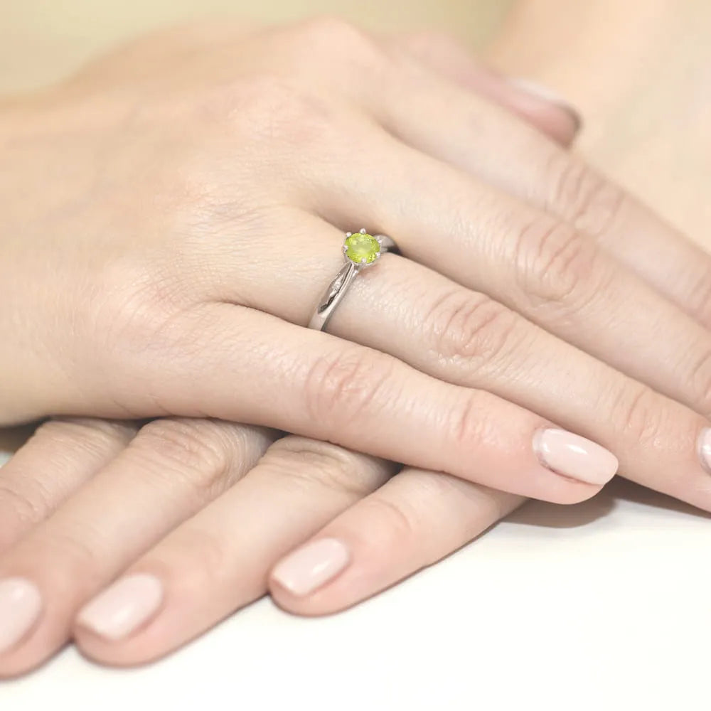 zlatý prsteň s 0,60 ct olivínom a diamantmi w0074-peg-01