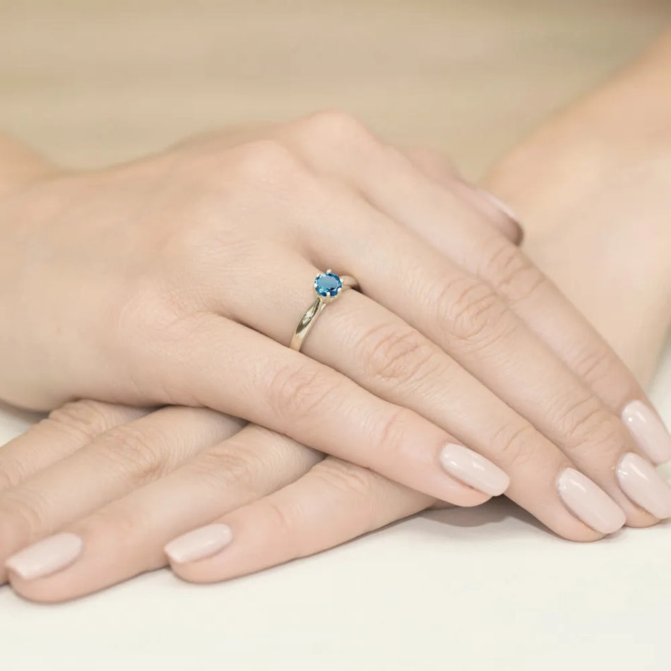 zlatý prsteň s 0,50 ct topásom london blue a 0,01 ct diamantmi w0074-tol-01