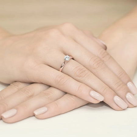 zlatý prsteň s 0,60 ct bielym zafírom a 0,01 ct diamantmi w0074-saw-01