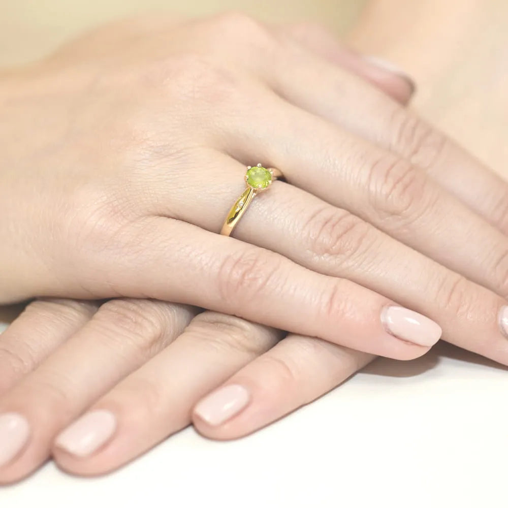 zlatý prsteň s 0,60 ct olivínom a diamantmi w0074-peg-01