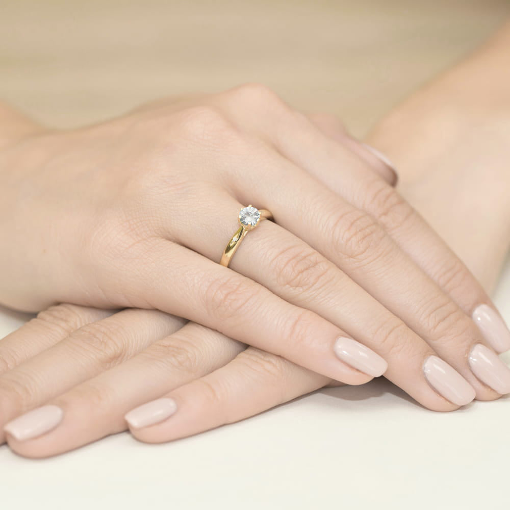 zlatý prsteň s 0,60 ct bielym zafírom a 0,01 ct diamantmi w0074-saw-01