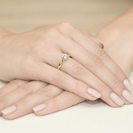 zlatý prsteň s 0,60 ct bielym zafírom a 0,01 ct diamantmi w0074-saw-01