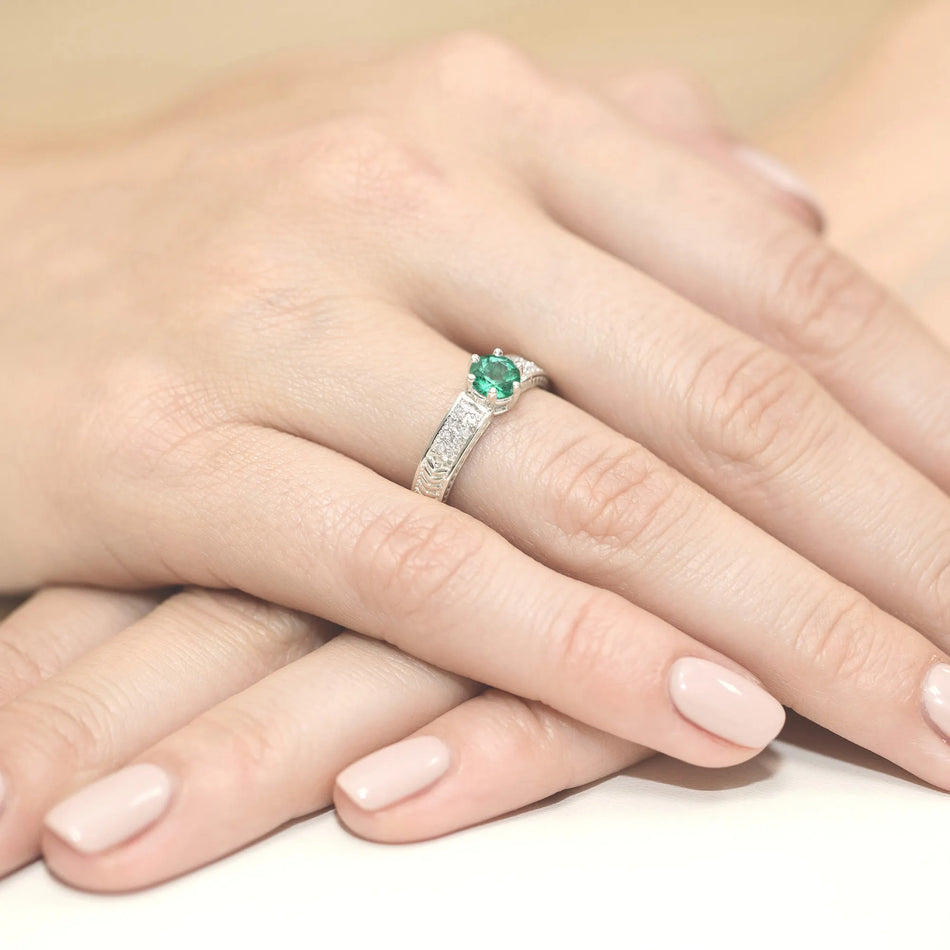 zlatý prsteň s 0,50 ct smaragdom a diamantmi w0075-emg-01