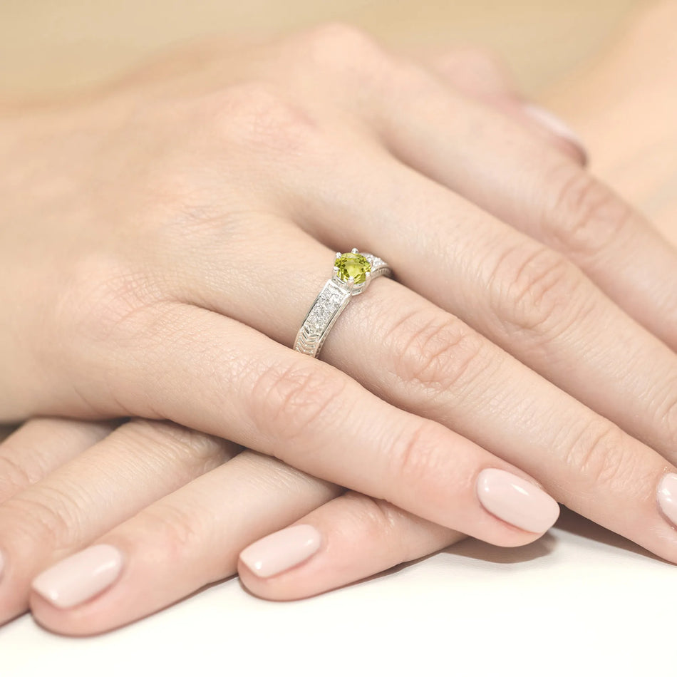 zlatý prsteň s 0,60 ct olivínom a 0,08 ct diamantmi w0075-peg-01