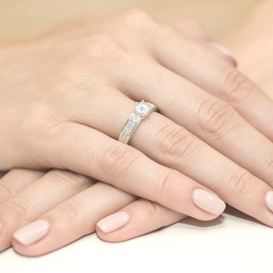 zlatý prsteň s 0,60 ct bielym zafírom a 0,08 ct diamantmi w0075-saw-01