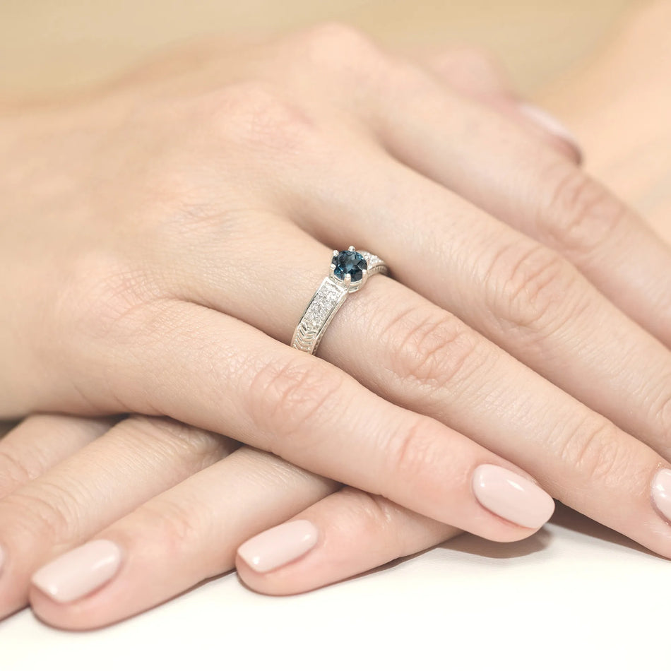 zlatý prsteň s 0,50 ct topásom london blue a 0,08 ct diamantmi w0075-tol-01