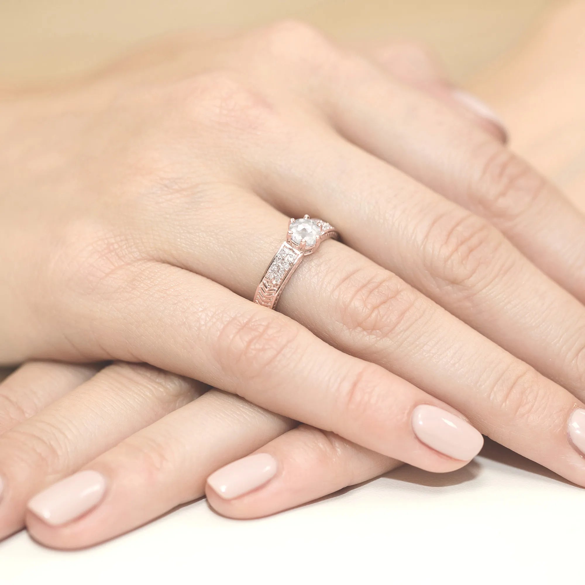 zlatý prsteň s 0,60 ct bielym zafírom a 0,08 ct diamantmi w0075-saw-01