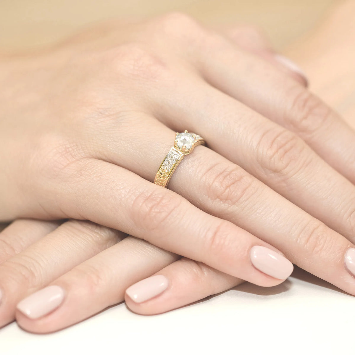zlatý prsteň s 0,60 ct bielym zafírom a 0,08 ct diamantmi w0075-saw-01