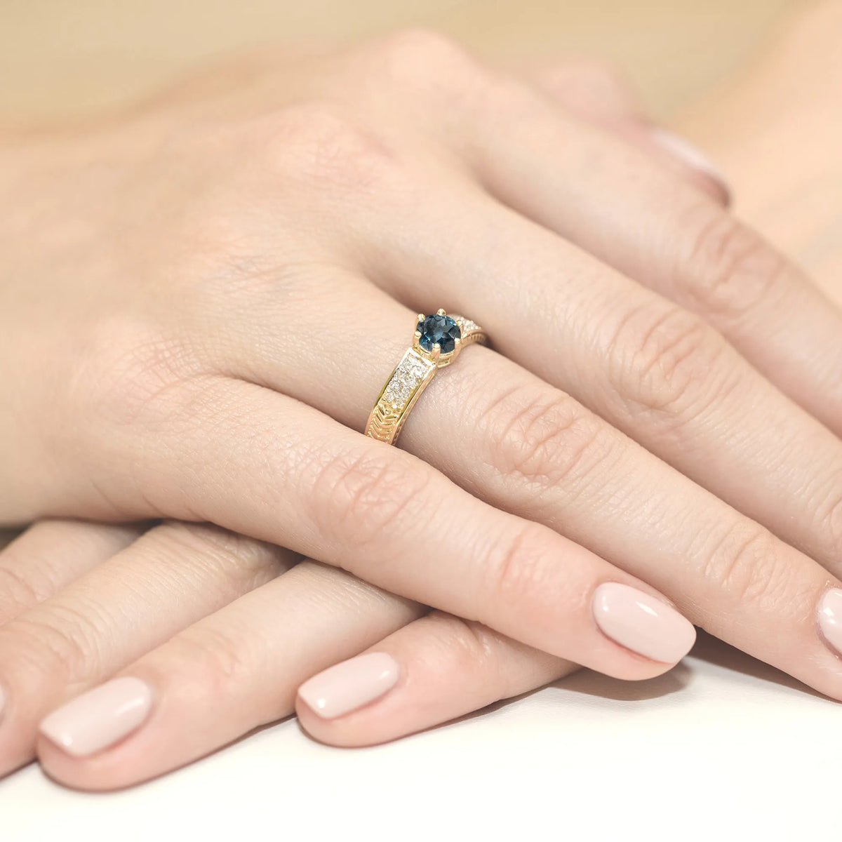zlatý prsteň s 0,50 ct topásom london blue a 0,08 ct diamantmi w0075-tol-01