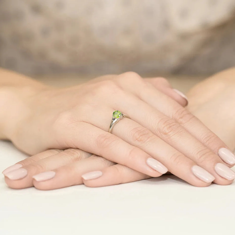 gold-ring-with-0-60ct-olivine-and-black-diamonds-w0076-peg-02
