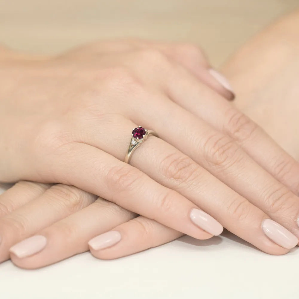 zlatý prsteň s 0,60 ct rodolitom a diamantmi w0076-rhr-01