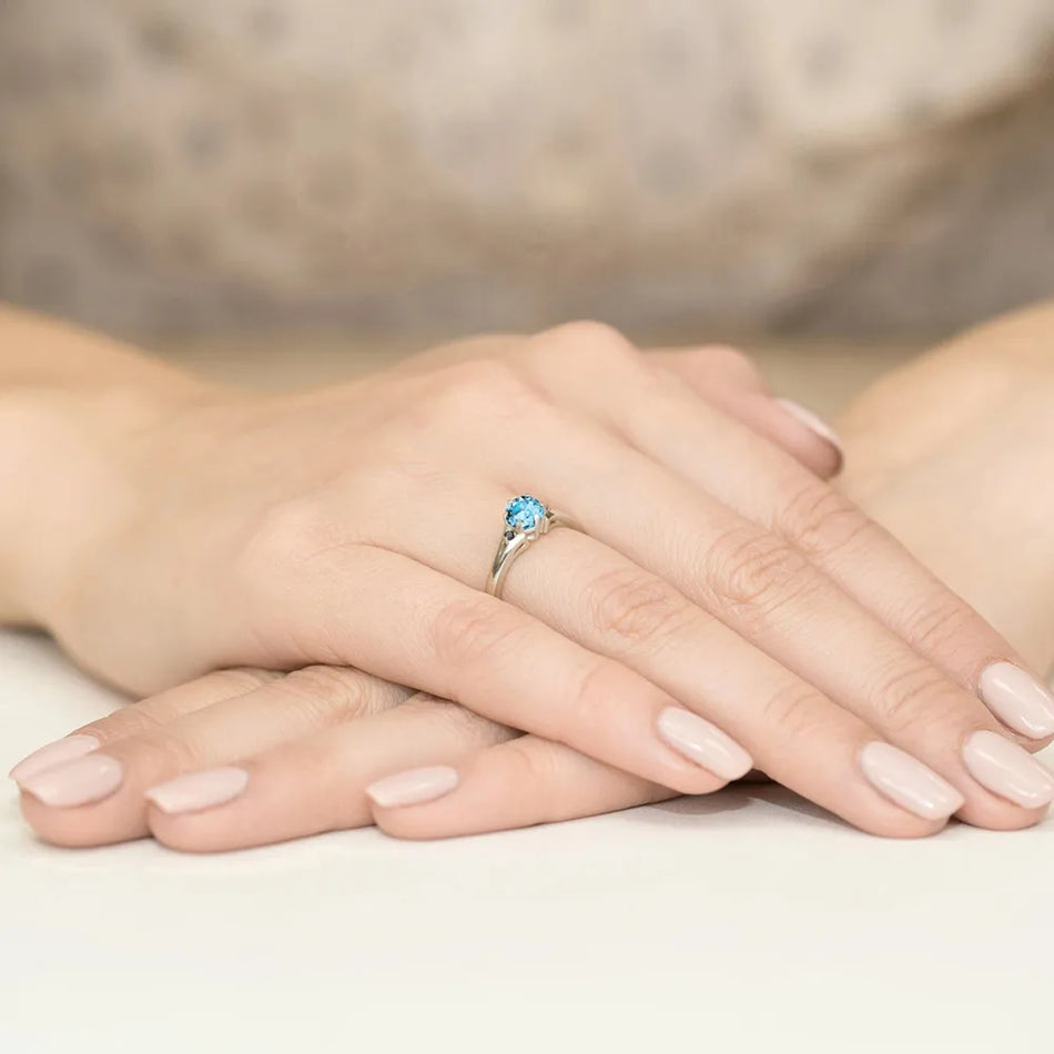 gold-ring-with-0-50ct-topaz-and-black-diamonds-w0076-tob-02