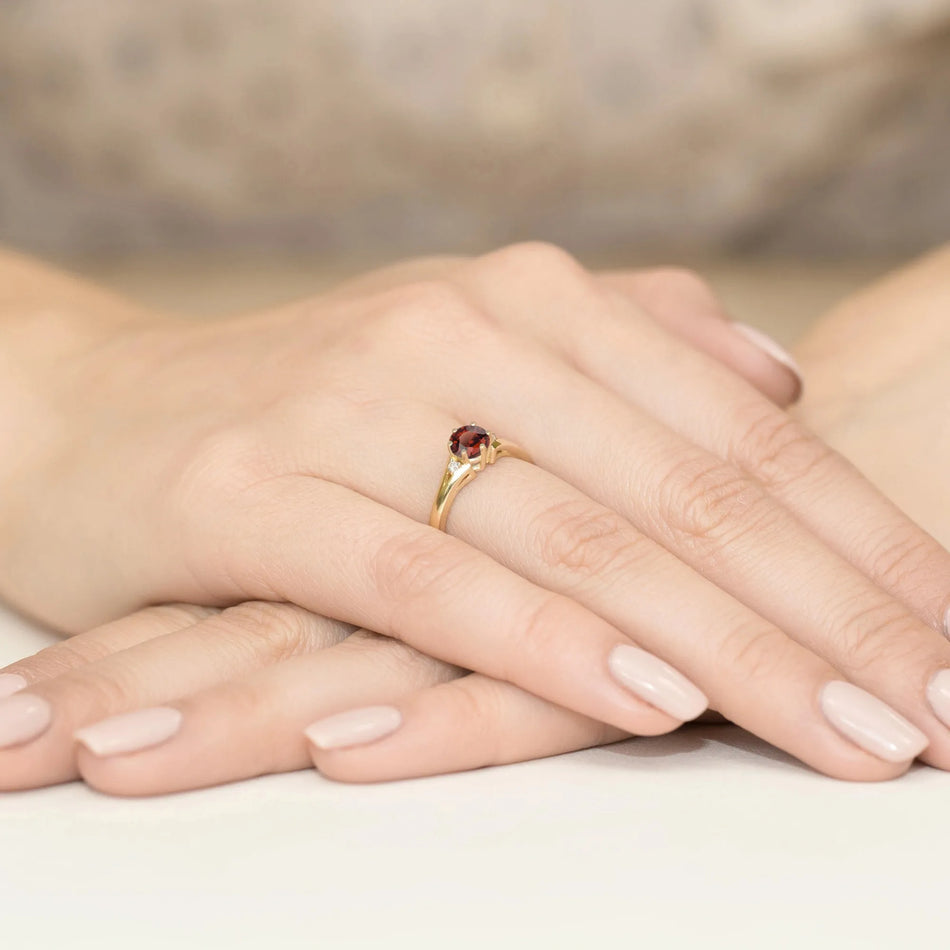 gold-ring-with-0-60ct-garnet-and-diamonds-w0076-gar-01