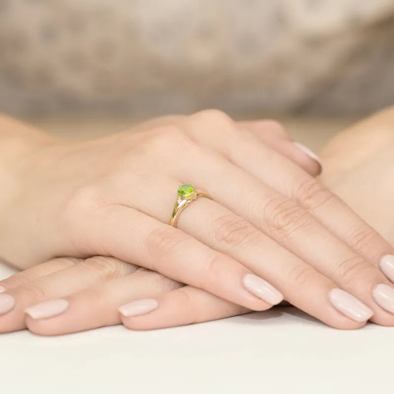 zlatý-prsteň-s-0-60ct-olivínom-a-diamantmi-w0076-peg-01