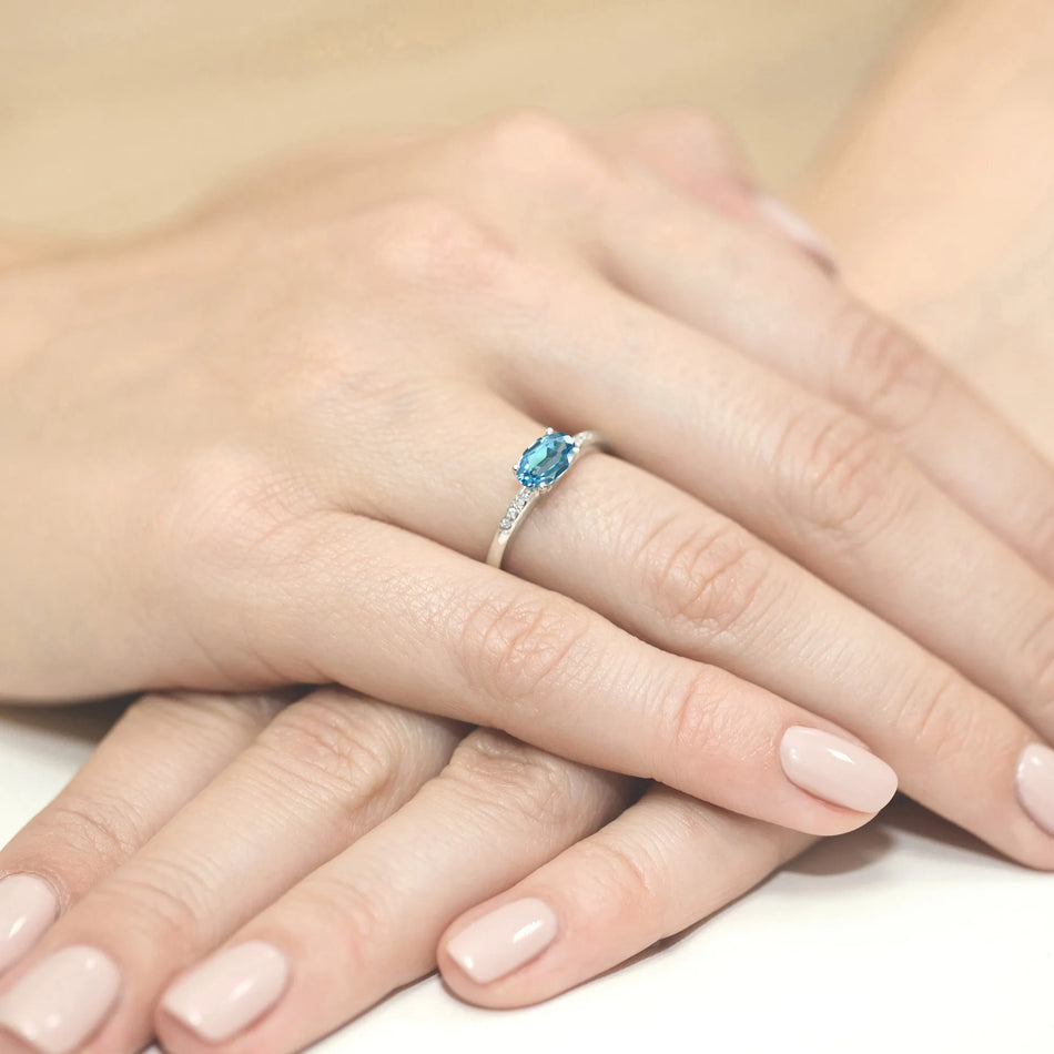 zlatý prsteň s topásom 0,50 ct a diamantmi 0,03 ct w0077-tob-01