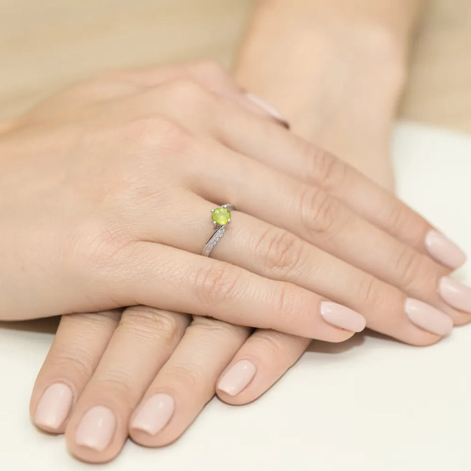 zlatý prsteň s 0,60 ct olivínom a 0,05 ct diamantmi w0084-peg-01