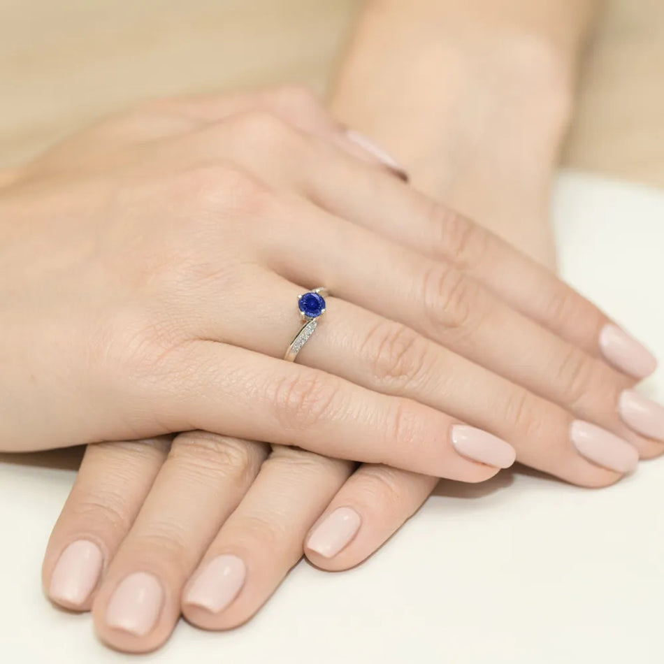 zlatý prsteň s 0,50 ct zafírom a 0,05 ct diamantmi w0084-sab-01