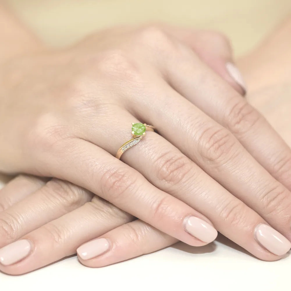 gold-ring-with-0-60ct-olivine-and-0-05ct-diamonds-w0084-peg-01