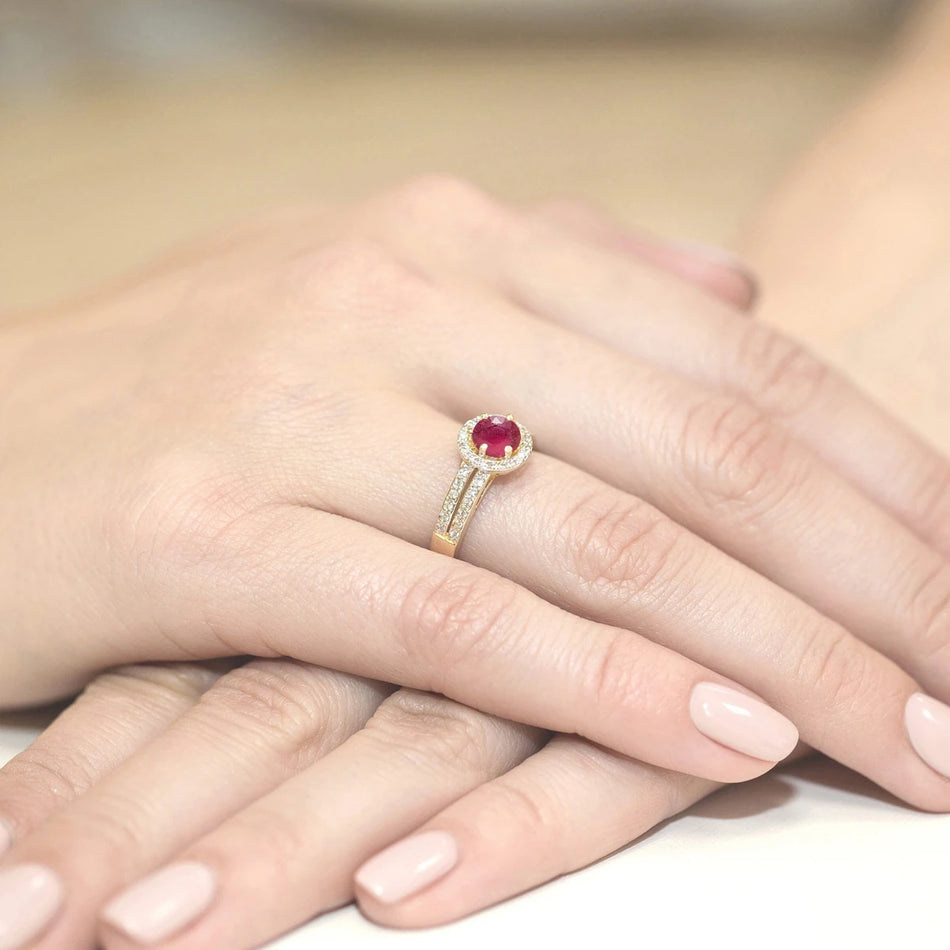 Gold Ring with 0.60ct Ruby and 0.20ct Diamonds