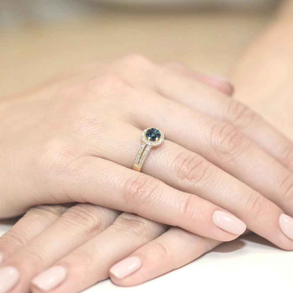 Gold Ring with 0.50ct Topaz London Blue and 0.20ct Diamonds