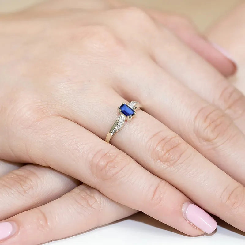 zlatý prsteň s 0,60 ct zafírom a 0,03 ct diamantmi w0094-sab-01