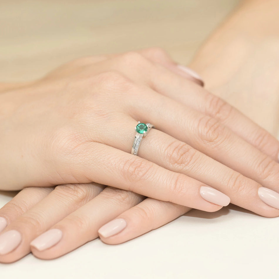 Prsteň z bieleho zlata s 0,50 ct smaragdom a 0,03 ct diamantmi