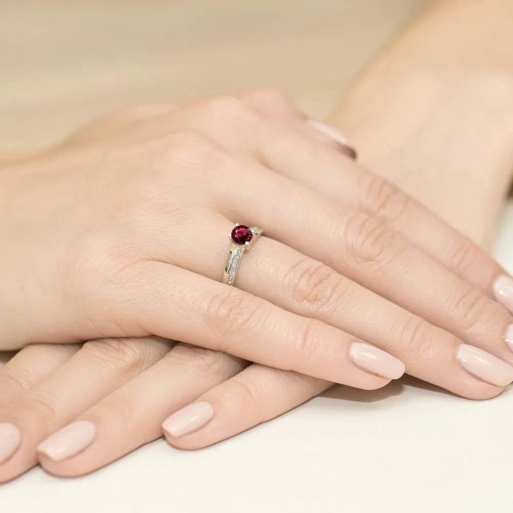 zlatý prsteň s 0,60 ct rubínom a 0,03 ct diamantmi w0106-rur-01