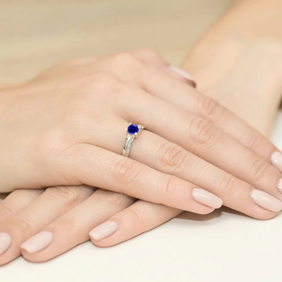 zlatý prsteň so zafírom 0,50 ct a diamantmi 0,03 ct w0106-sab-01