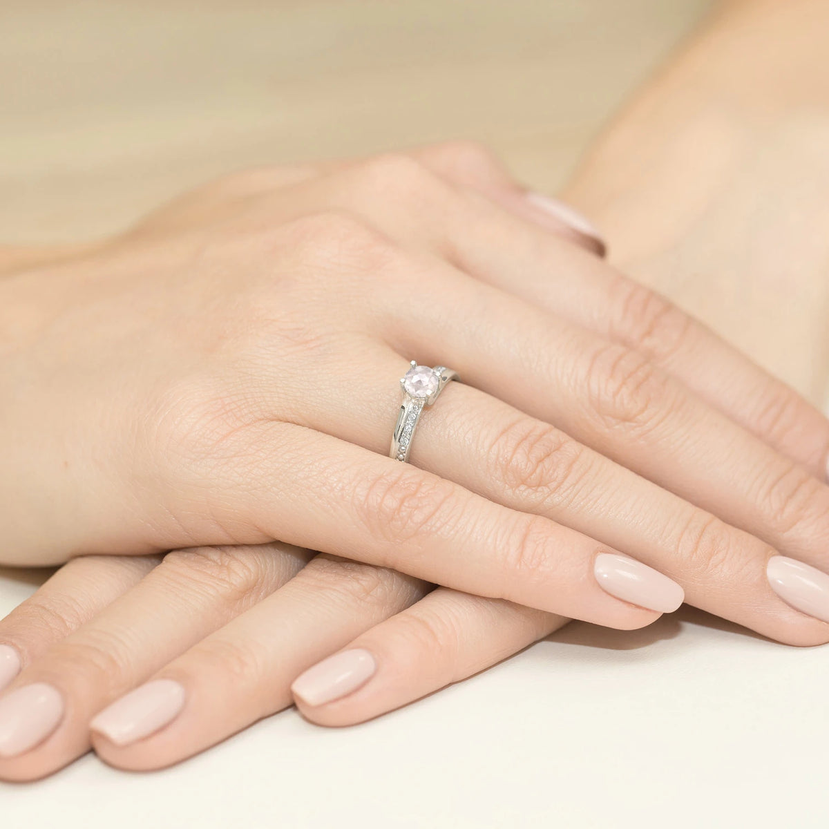 Ozdobný prsteň z bieleho 14k zlata s bielym zafírom 0,60 ct a diamantmi 0,03 ct