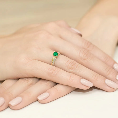 zlatý prsteň s 0,50 ct smaragdom a 0,03 ct diamantmi w0106-emg-01