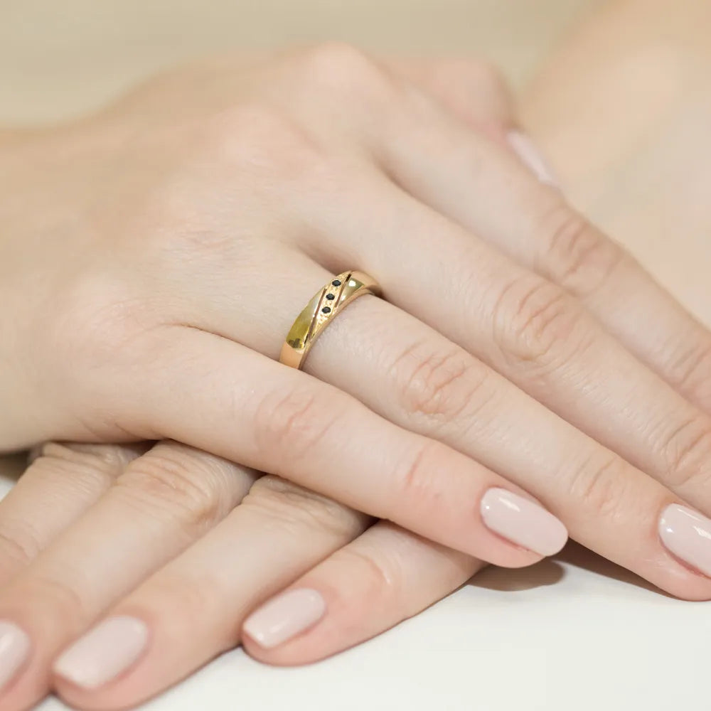 gold-ring-with-0-015ct-black-diamonds-w0118-dib-01