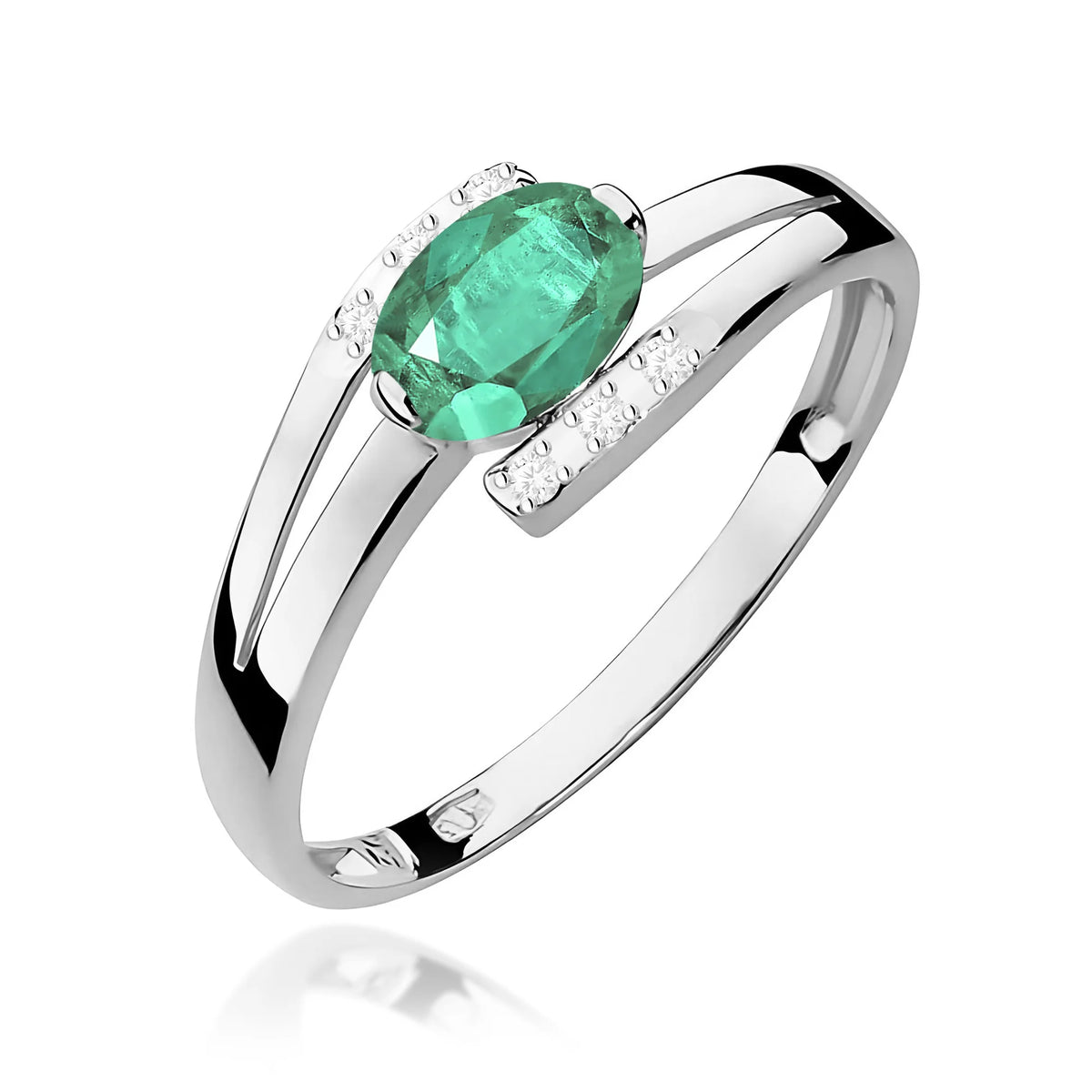 Prsteň z bieleho 14k zlata s oválnym smaragdom 0,40 ct a diamantmi 0,052 ct